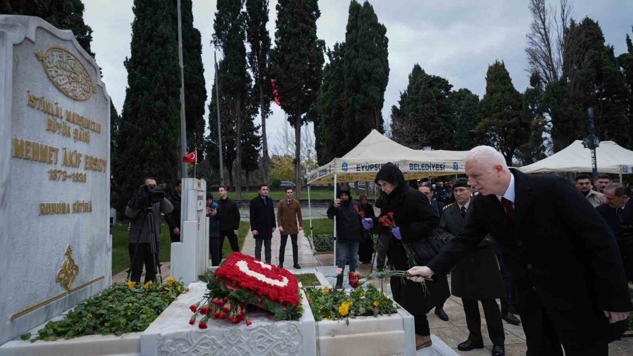 Milli şair Mehmet Akif Ersoy mezarı başında anıldı
