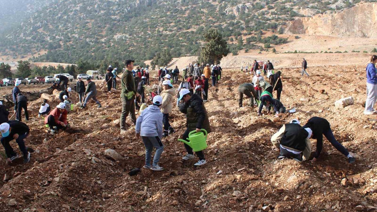 Korkuteli’nde 3 bin fidan toprakla buluştu
