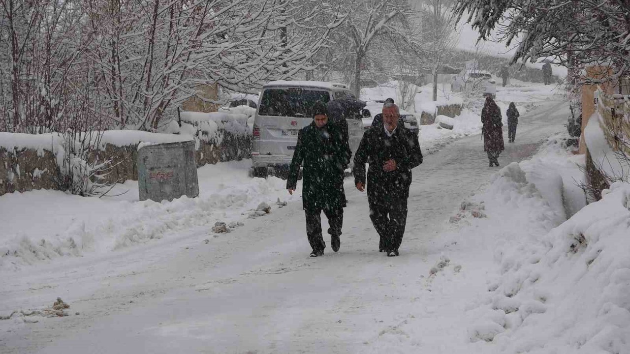 Bitlis’te yağan kar 180 köy yolunu ulaşıma kapattı
