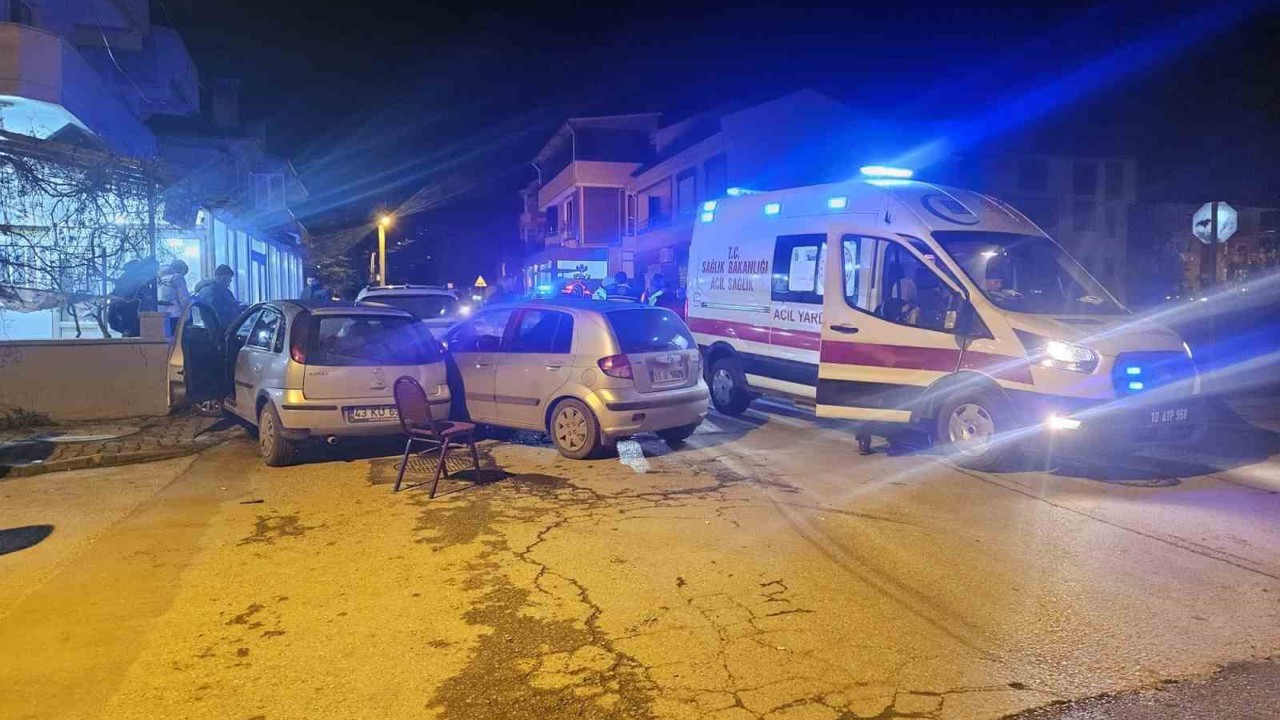 Balıkesir’de kavşakta 3 araç kaza yaptı
