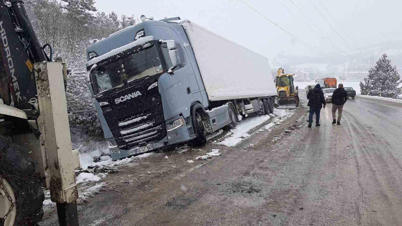 Karlı yolda, tır şarampole devrildi
