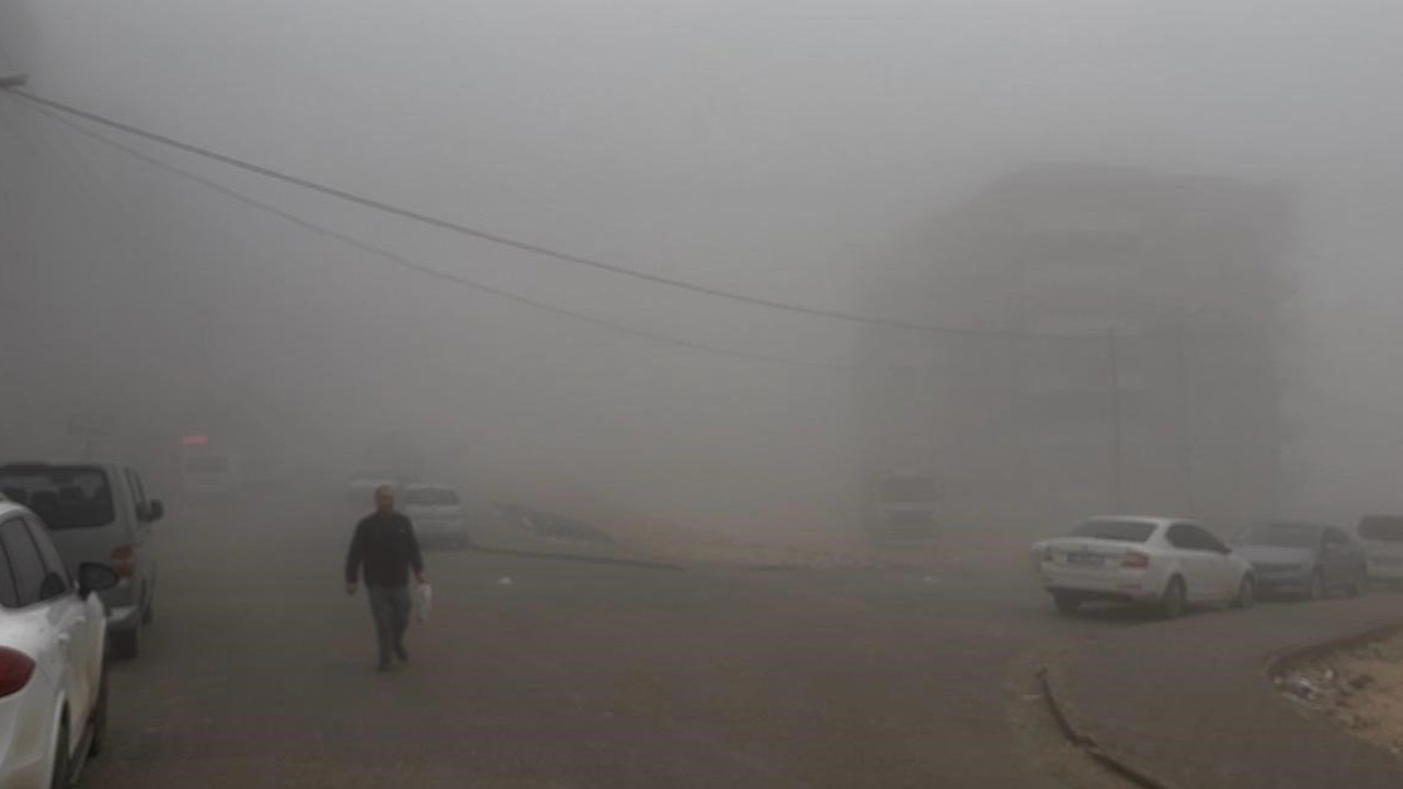 Besni’de yoğun sis ve sağanak yağış hayatı olumsuz etkiledi
