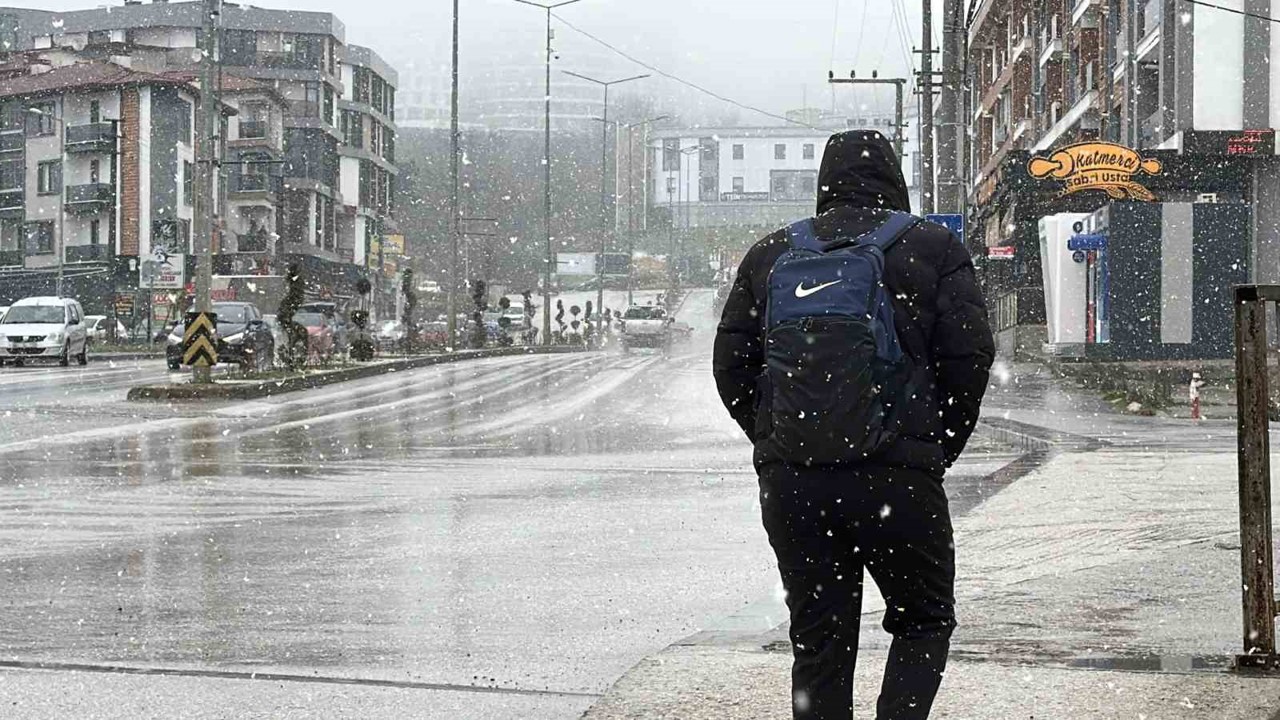 Düzce’ye mevsimin ilk karı düştü
