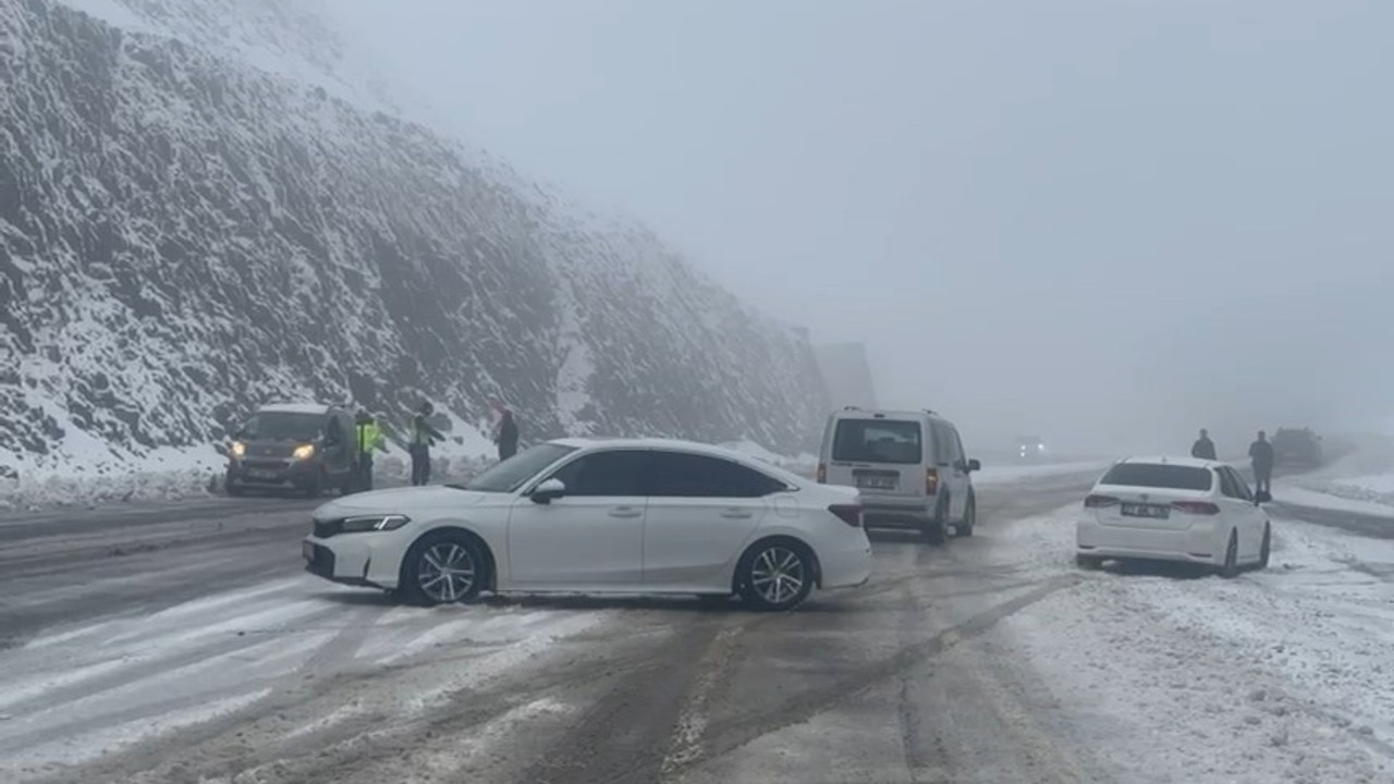 Kar yağışı etkili oldu, Bingöl’de araçlar yolda kaldı
