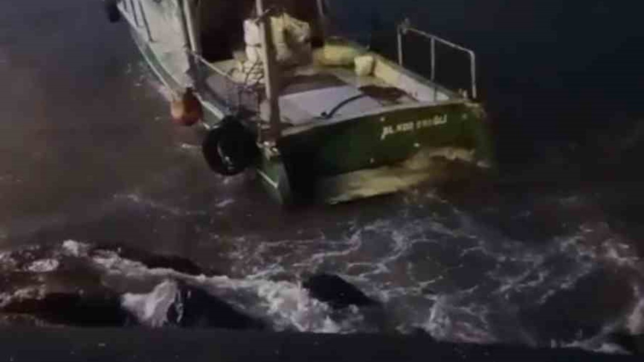 Dalgalarla savrulan balıkçı teknesinin kurtarılma anları ortaya çıktı
