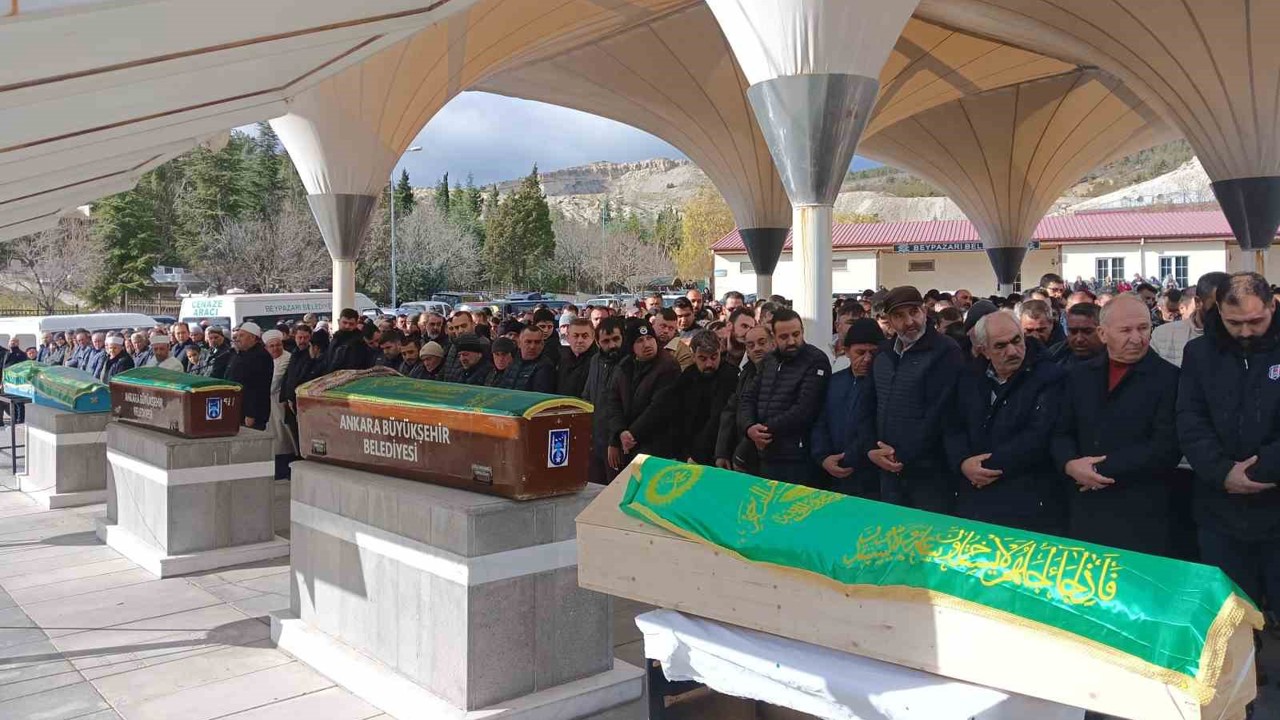 Beypazarı’nda trafik kazasında vefat eden çift ve bebekleri son yolculuğuna uğurlandı
