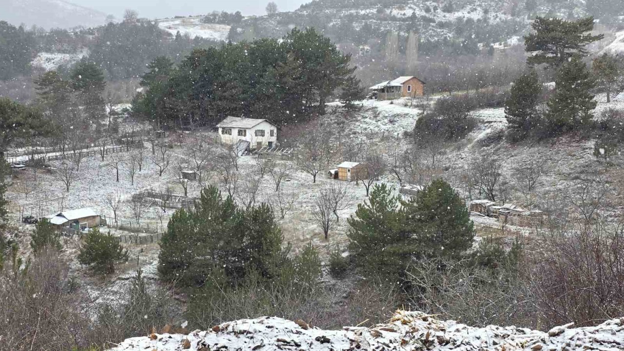 Kütahya’nın yüksek kesimleri mevsimin ilk karıyla beyaza büründü
