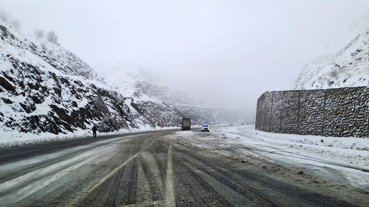 Diyarbakır’da kar yağışı etkili oldu, bazı araçlar yolda kaldı
