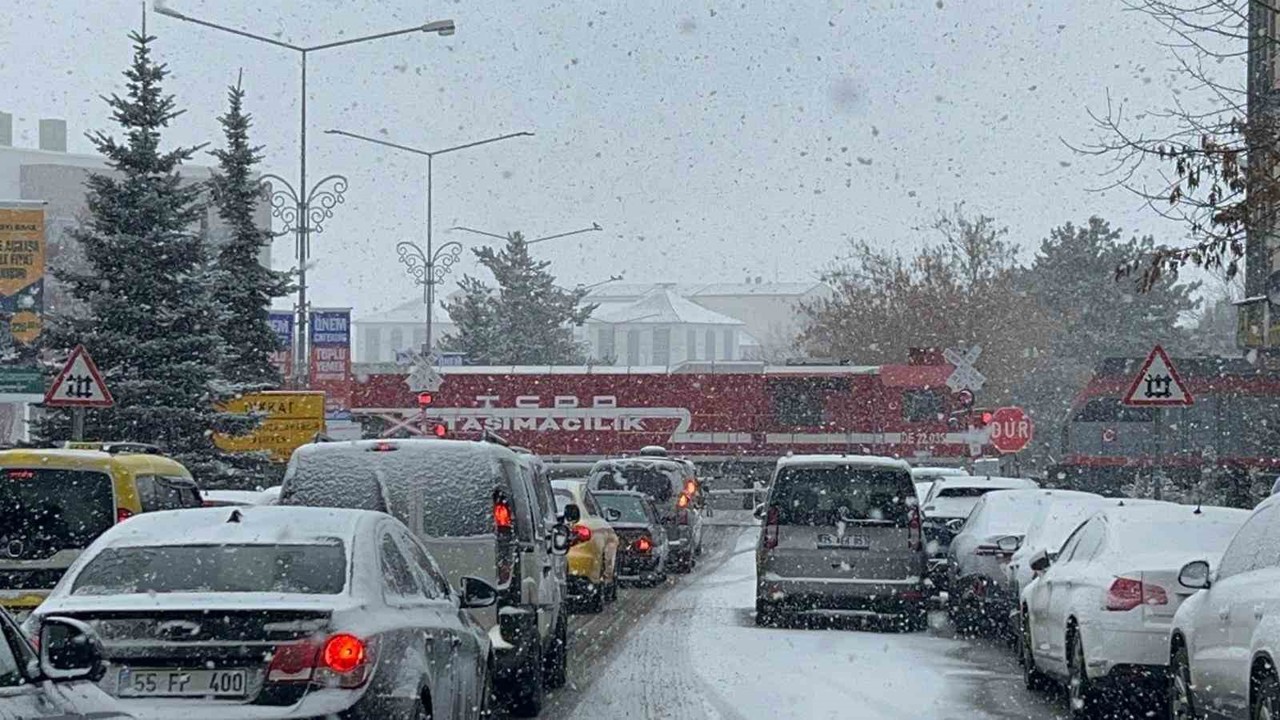 Erzurum’da ulaşıma kar engeli
