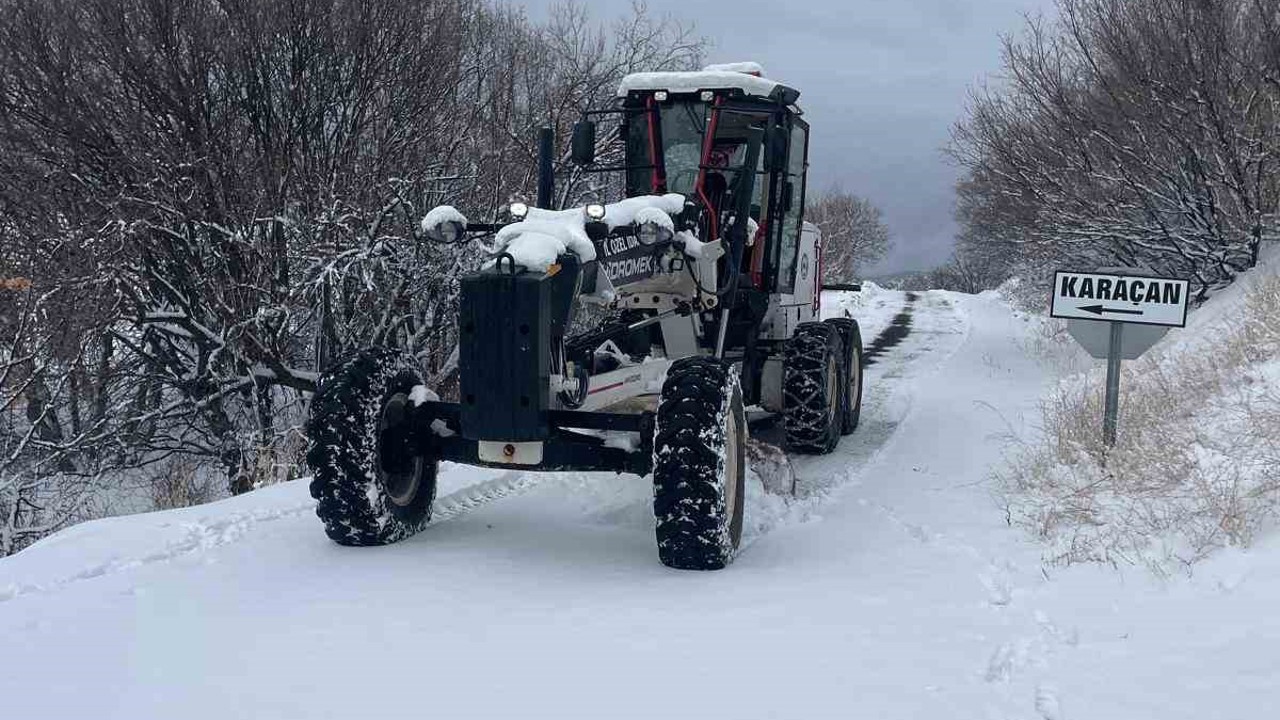 Elazığ’da kapalı köy yolu 103 oldu, ekipler çalışmalarını sürdürüyor
