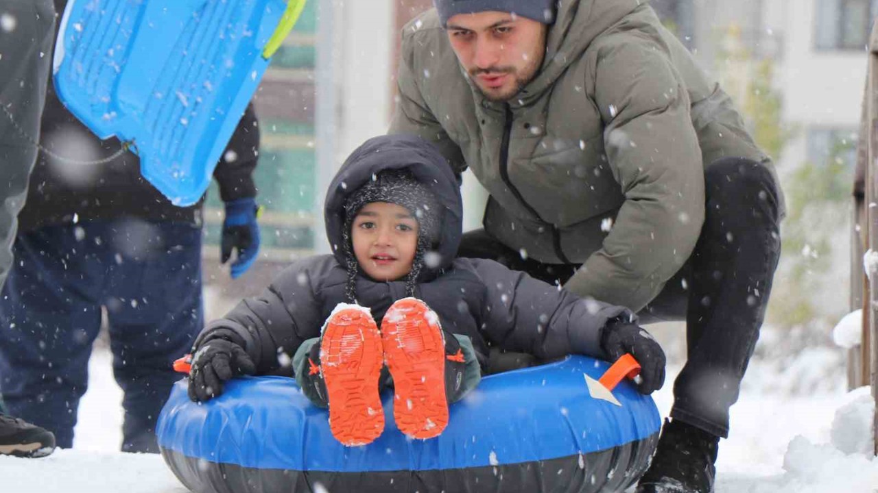 Bolu’da kar yağışının tadını çocuklar çıkardı: Parklar kayak pistine döndü
