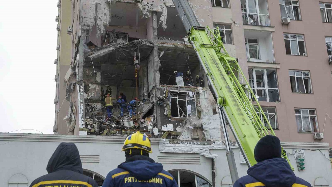 Rusya, Zelenskiy-Trump görüşmesi öncesinde Ukrayna’yı vurdu: 1 ölü, 30 yaralı
