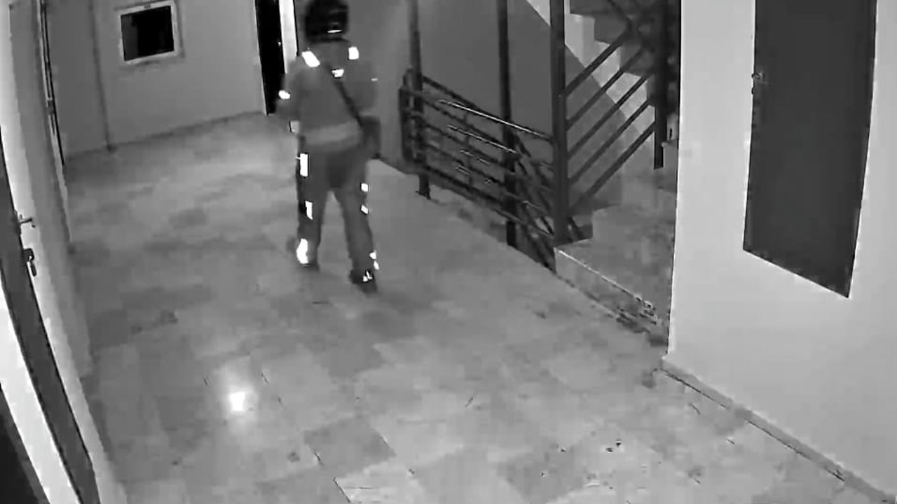 Kurye sipariş getirdiği binaya tuvaletini yaptı
