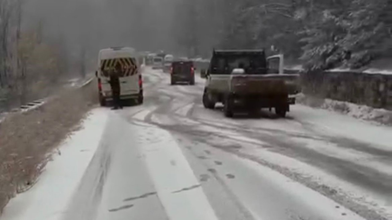 Bursa’da yoğun kar yolları kapattı
