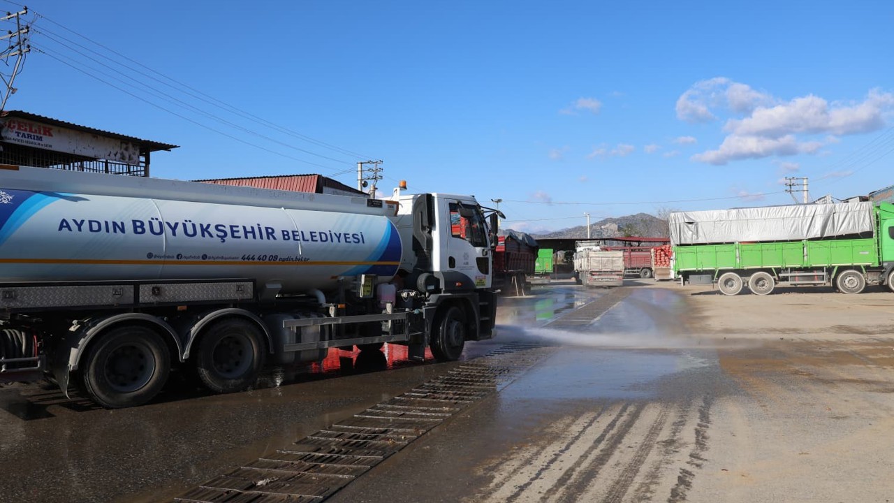 Büyükşehir ekipleri Acarlar Hali’ni temizledi
