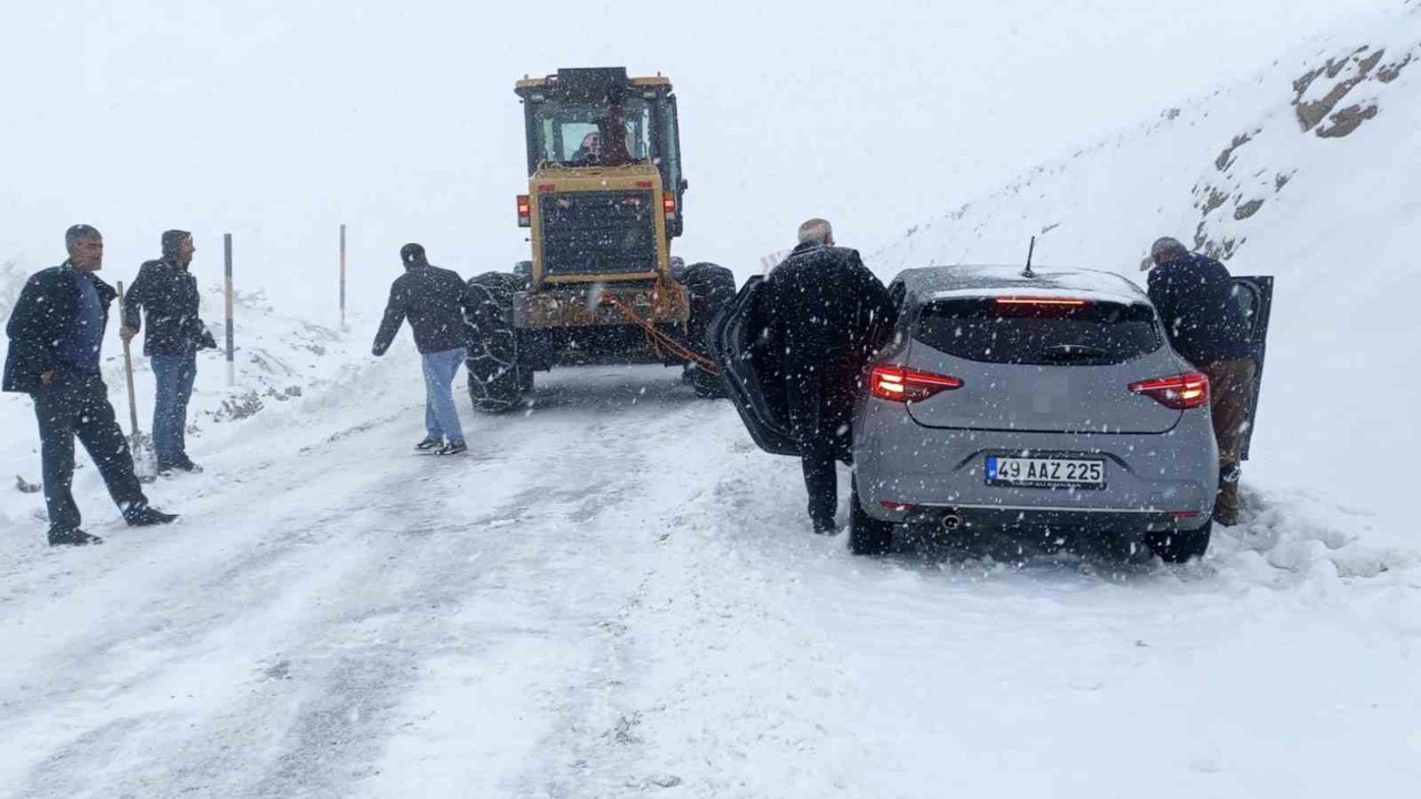 Hasköy-Mutki karayolu kar ve tipi nedeniyle ulaşıma kapatıldı
