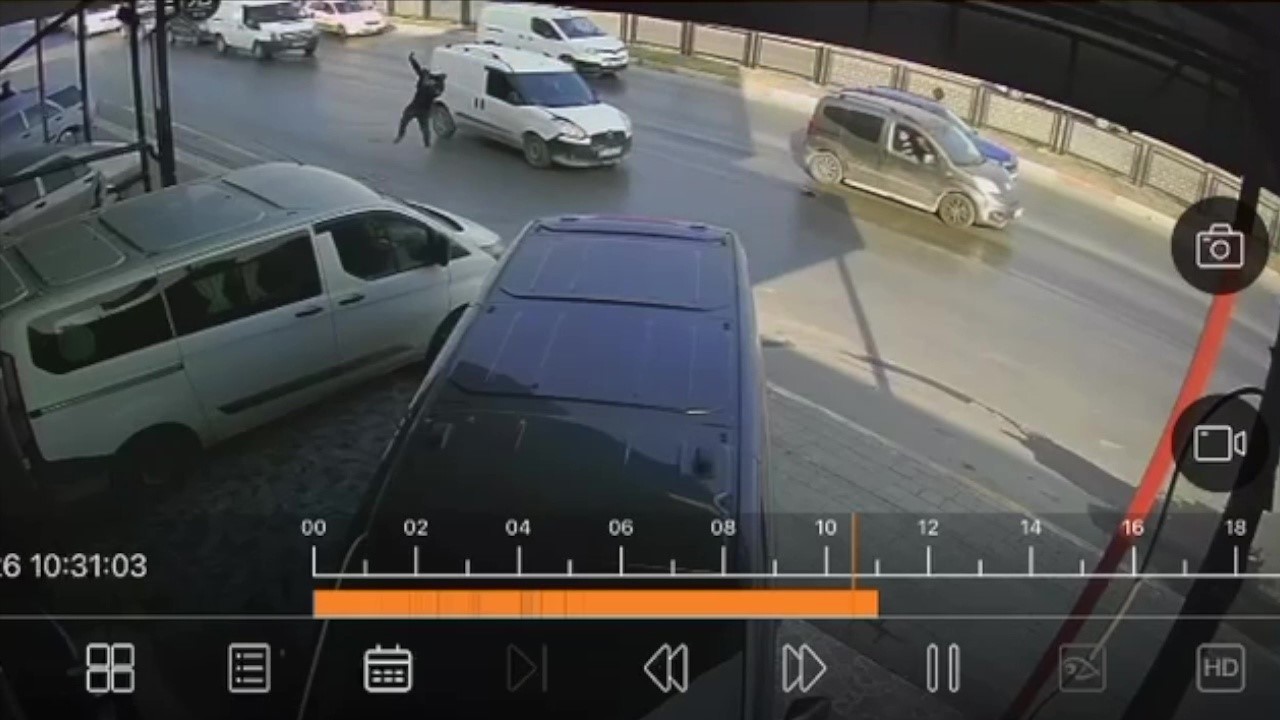 Hafif ticari araç yayaya çarptı: O anlar kamerada
