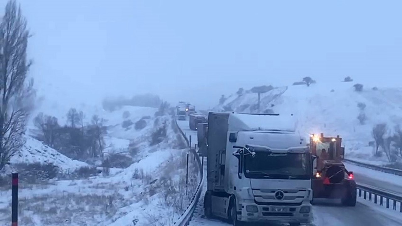 Aşkale tepebaşı mevkiinde kayan tırlar yolu kapattı
