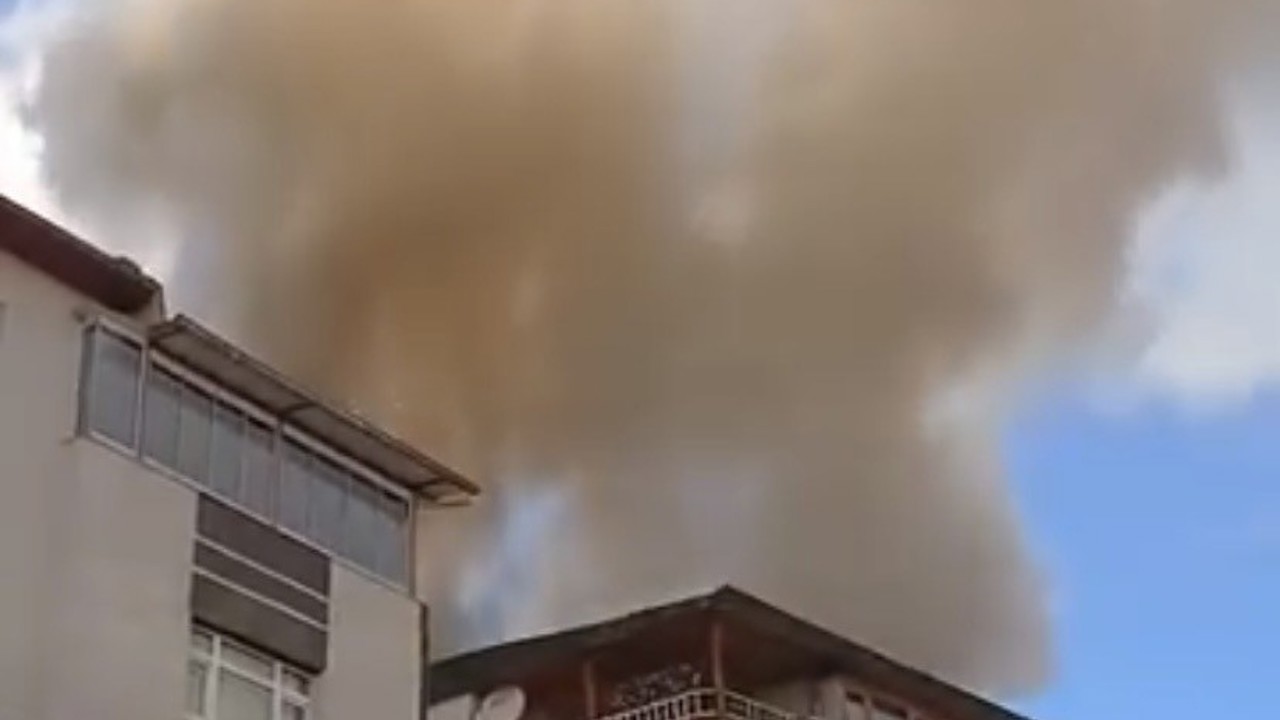 Ankara’da binanın çatısı alev alev yandı
