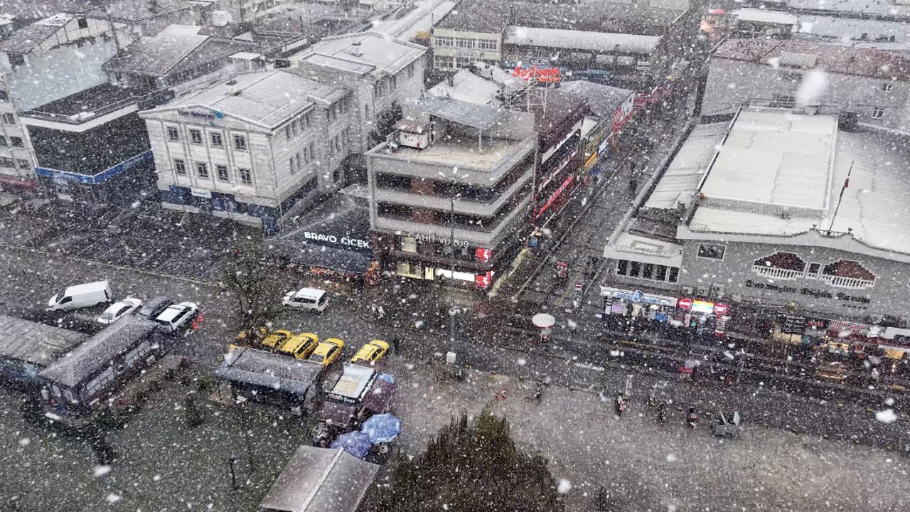 Kent merkezinde lapa lapa yağan kar havadan görüntülendi
