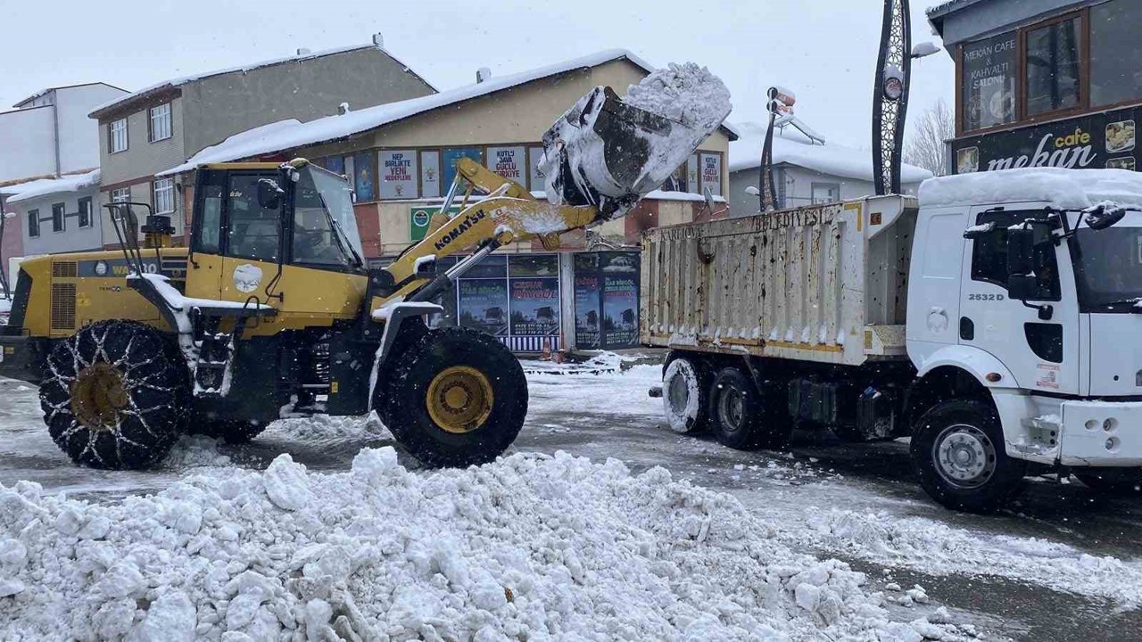 Karlıova’da karla mücadele çalışmaları başladı
