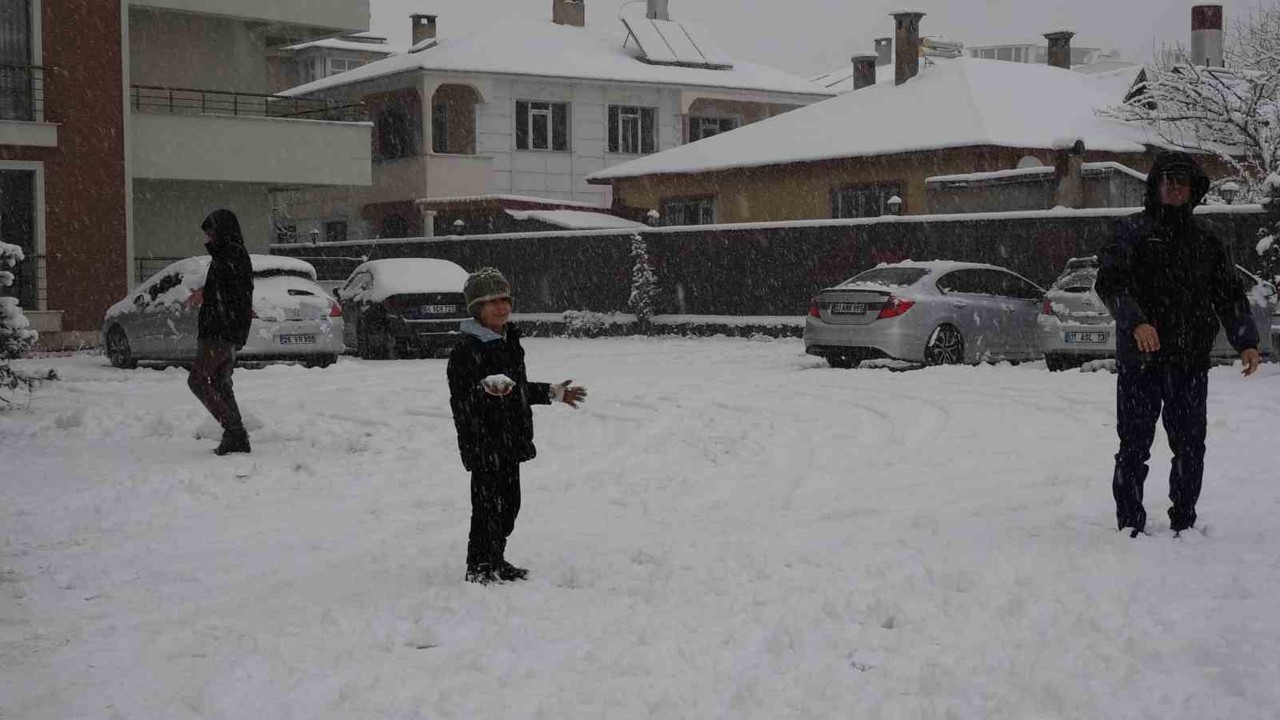 Erciş’te vatandaşların kar sevinci
