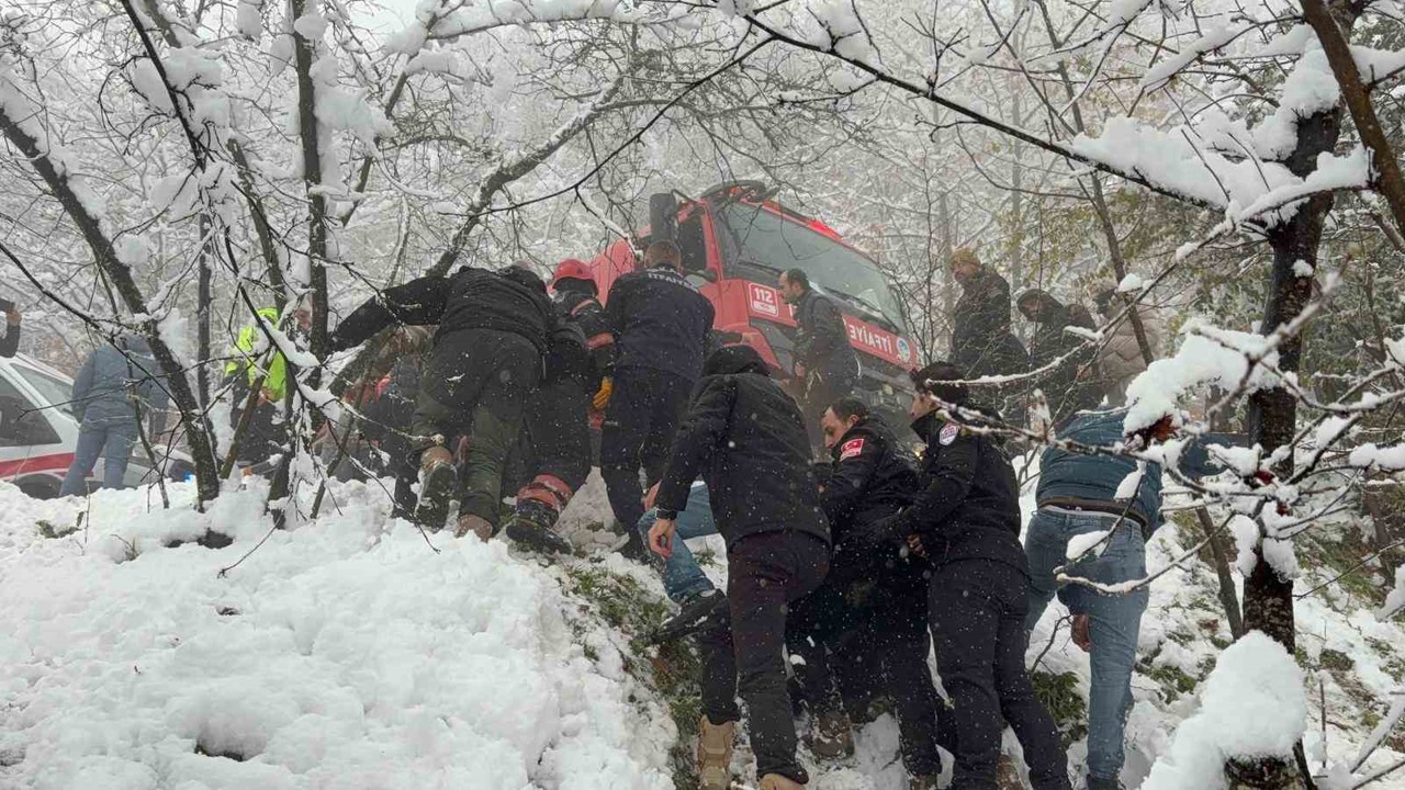 Kar sebebiyle kayganlaşan yolda kontrolden çıkan otomobil şarampole devrildi: 3 yaralı

