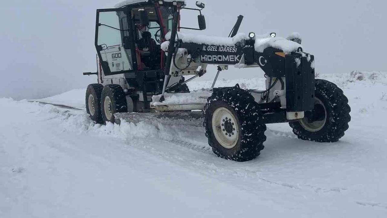 Elazığ’da kapalı köy yolu 111 oldu, ekipler çalışmalarını sürdürüyor
