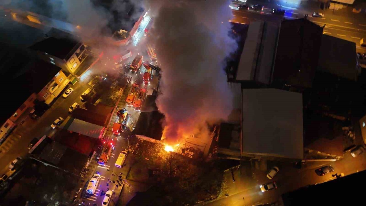 Ümraniye’de kereste deposunda yangın
