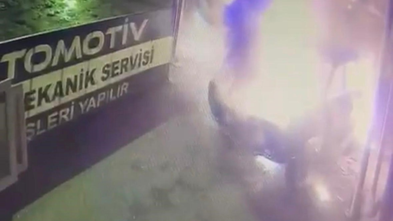 Bir gün önce oto sanayiye bırakılan kazalı otomobil alev aldı
