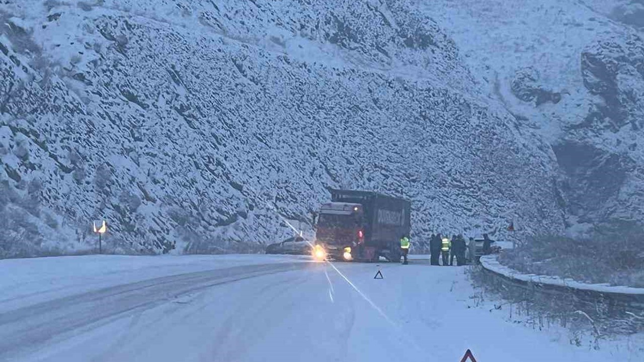 Erzurum-Erzincan karayolunda ağır tonajlı araçların geçişine izin verilmiyor
