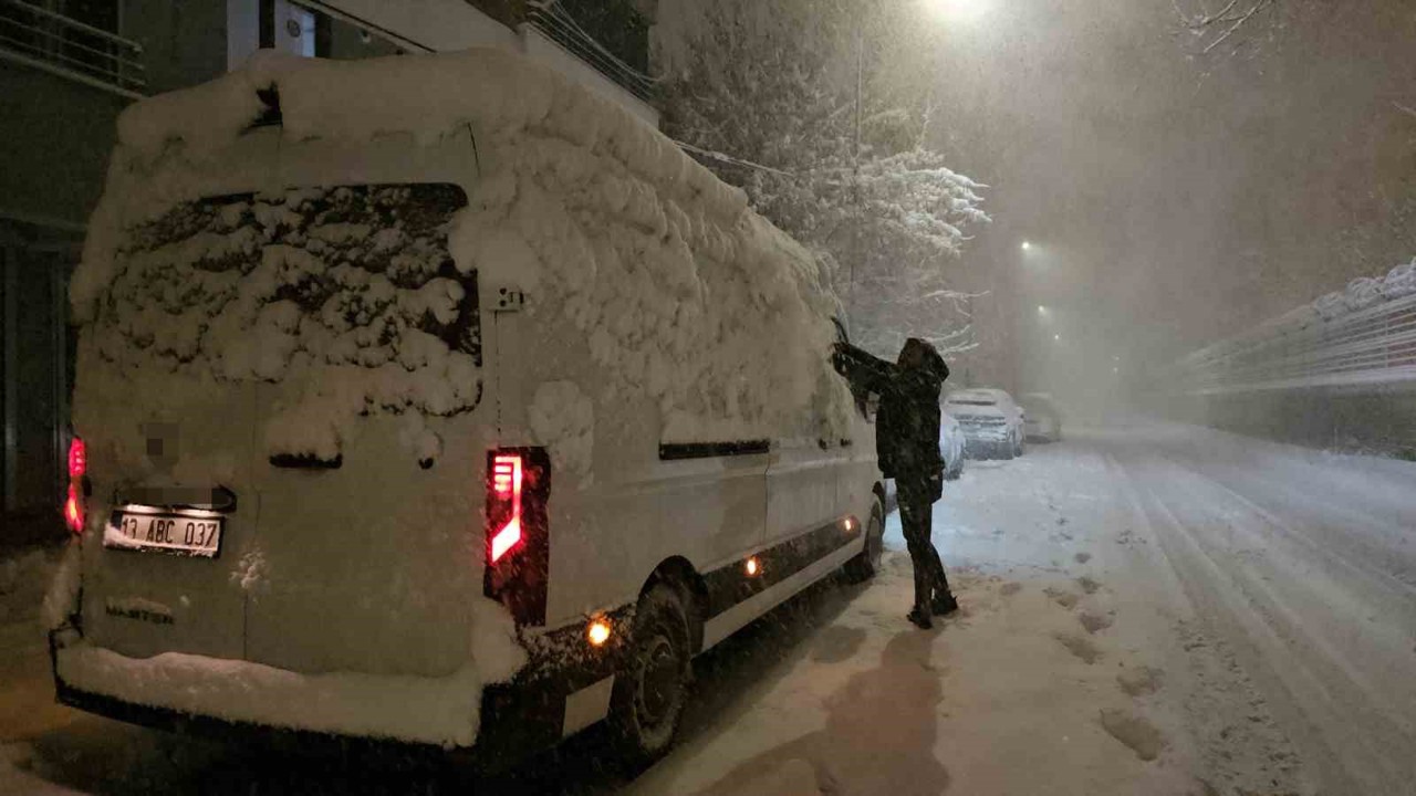 Tatvan’da kar yağışı hayatı olumsuz etkiledi: 40 köy ve 32 mezra yolu kapandı
