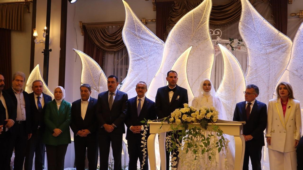 Malatya Büyükşehir Belediye Başkanı Sami Er, kızının nikahını kıydı

