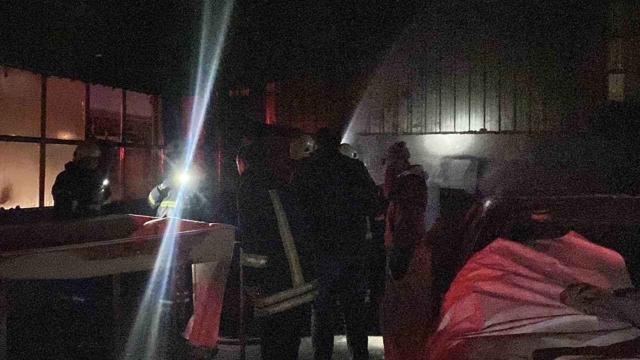 Burdur’da oto boyama atölyesinde çıkan yangın korkuttu
