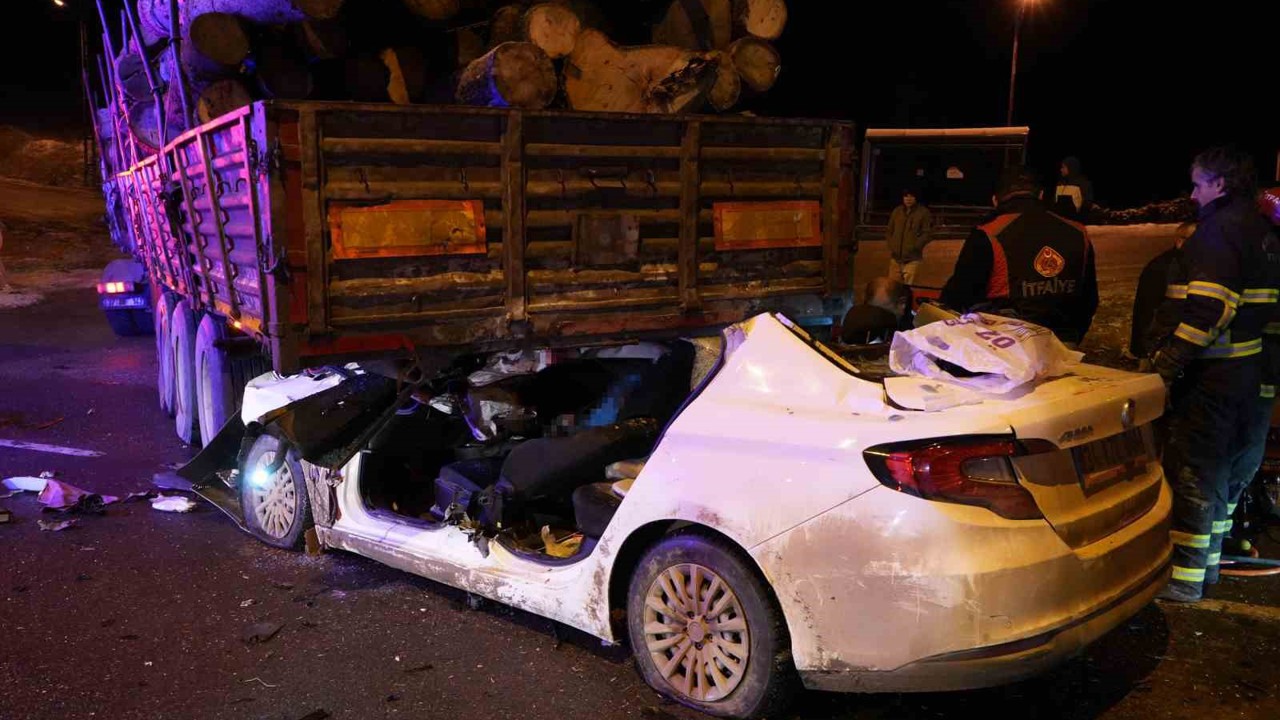 Otomobil tırın dorsesinin altında girdi: 1 kişi öldü, 2 kişi ağır yaralandı
