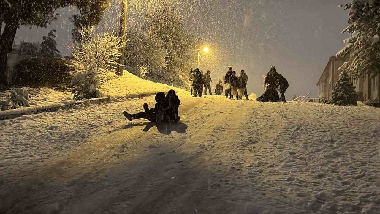 Kar yağışı sürücülere çile, çocuklara eğlence oldu
