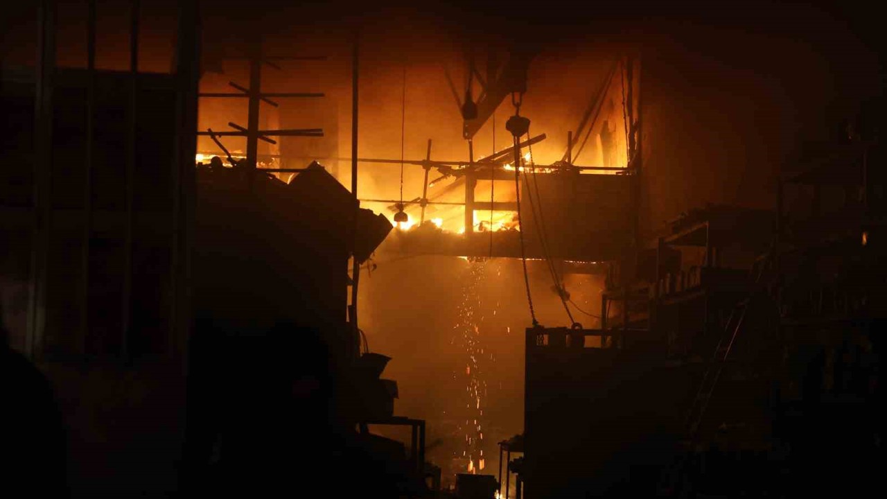 Sanayi Sitesi’nde çıkan yangında 9 iş yeri zarar gördü
