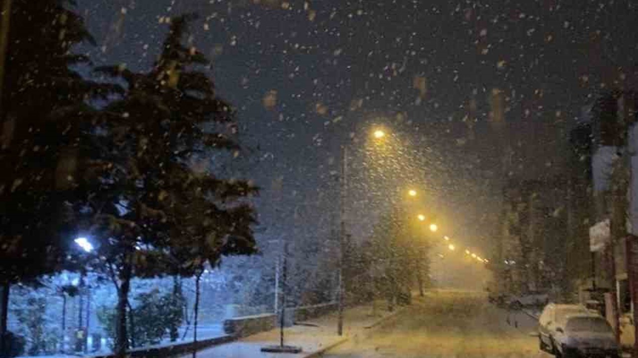 Mardin’de mevsimin ilk karı yağdı
