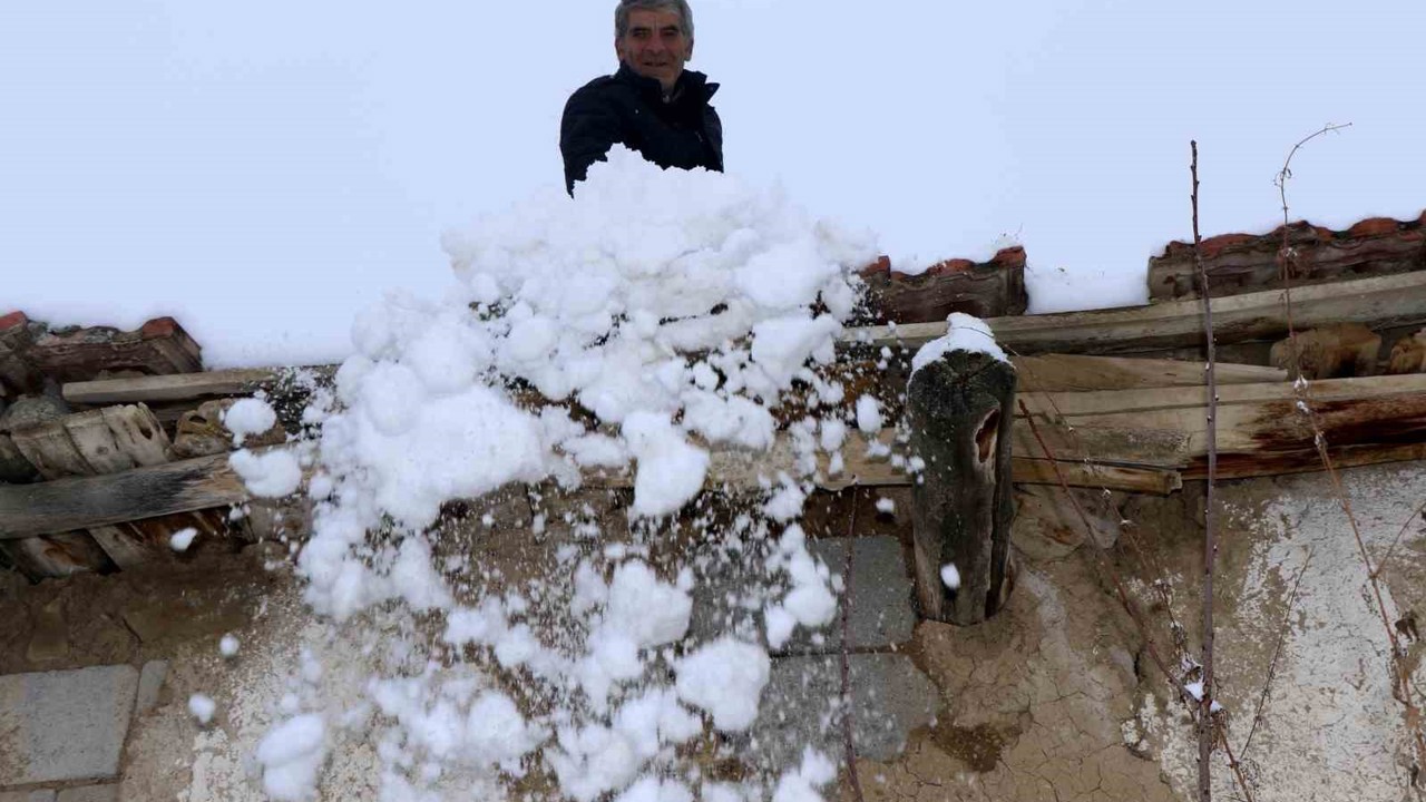 Toprak damlı evlerde yaşayan vatandaşlar baca küreme işine koyuldu
