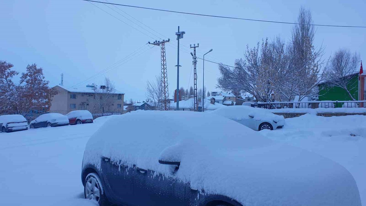 Başkale’de araçlar kara gömüldü: 4 yerleşim yerinin yolu ulaşıma kapandı

