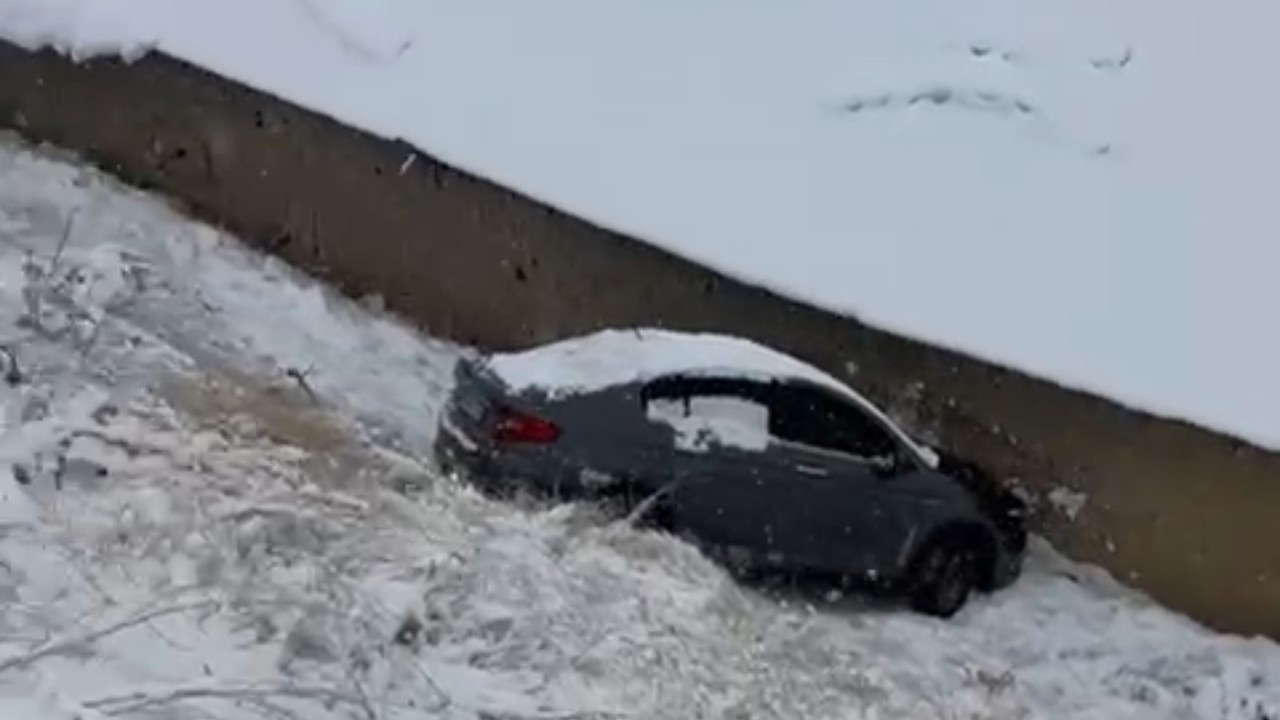 Yüksekova’da kar yağışı ve buzlanma kazaları beraberinde getirdi
