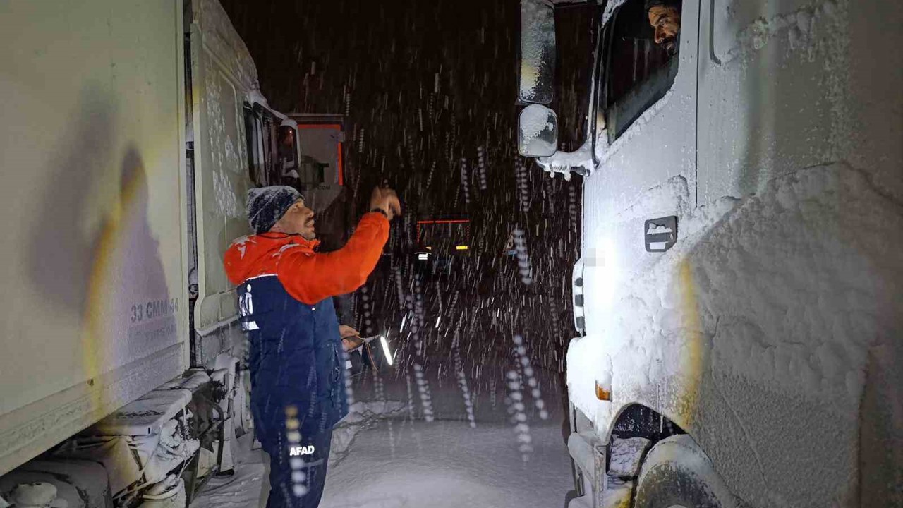 Tendürek’te tipi nedeniyle onlarca araç yolda kaldı
