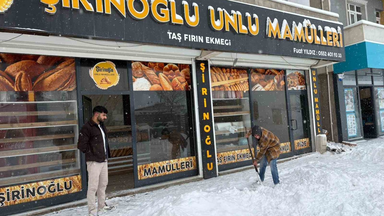 Diyadin’de kar yağışı hayatı olumsuz etkiledi
