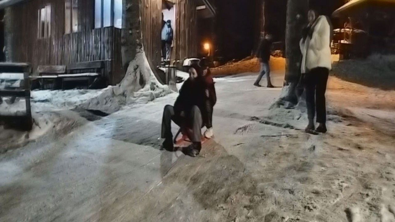 Nebiyan Dağı beyaza büründü, çocuklar gibi eğlendiler

