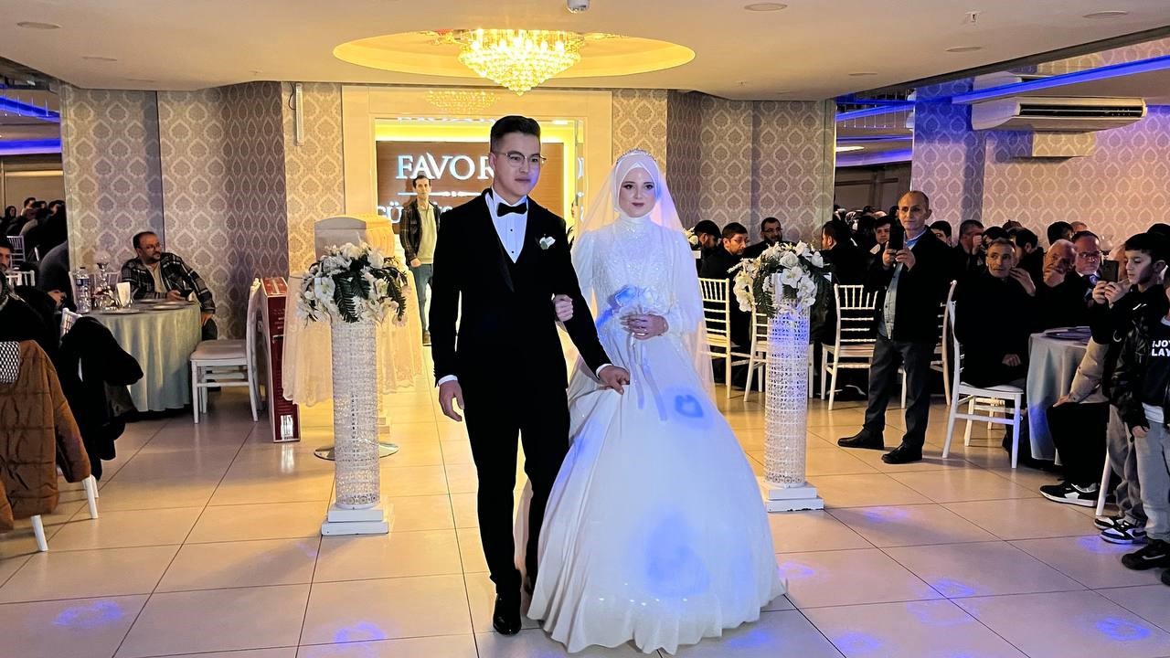 Sosyal medyada gündem olan çift dünyaevine girdi
