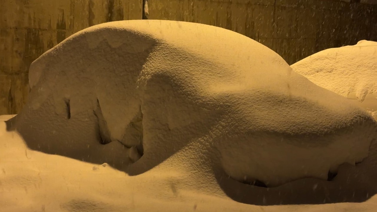Yüksekova’da kar kalınlığı 40 santimetreyi geçti: Araçlar ve tek katlı evler kara gömüldü
