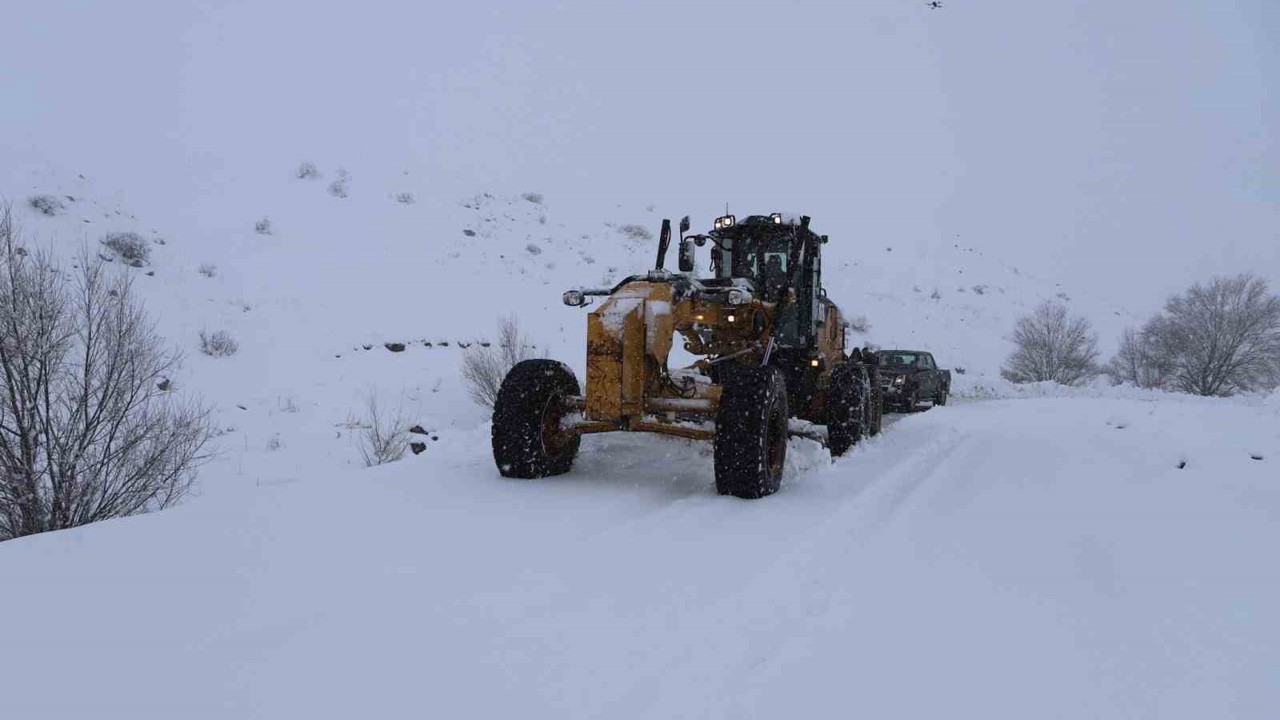 Ağrı’da kar yağışı 423 köy yolunu ulaşıma kapattı
