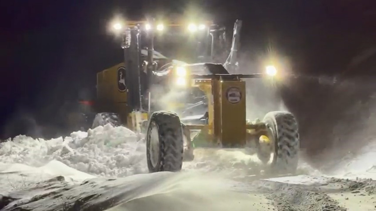 Elazığ’da kapalı 108 köy yolunda çalışmalar sürüyor
