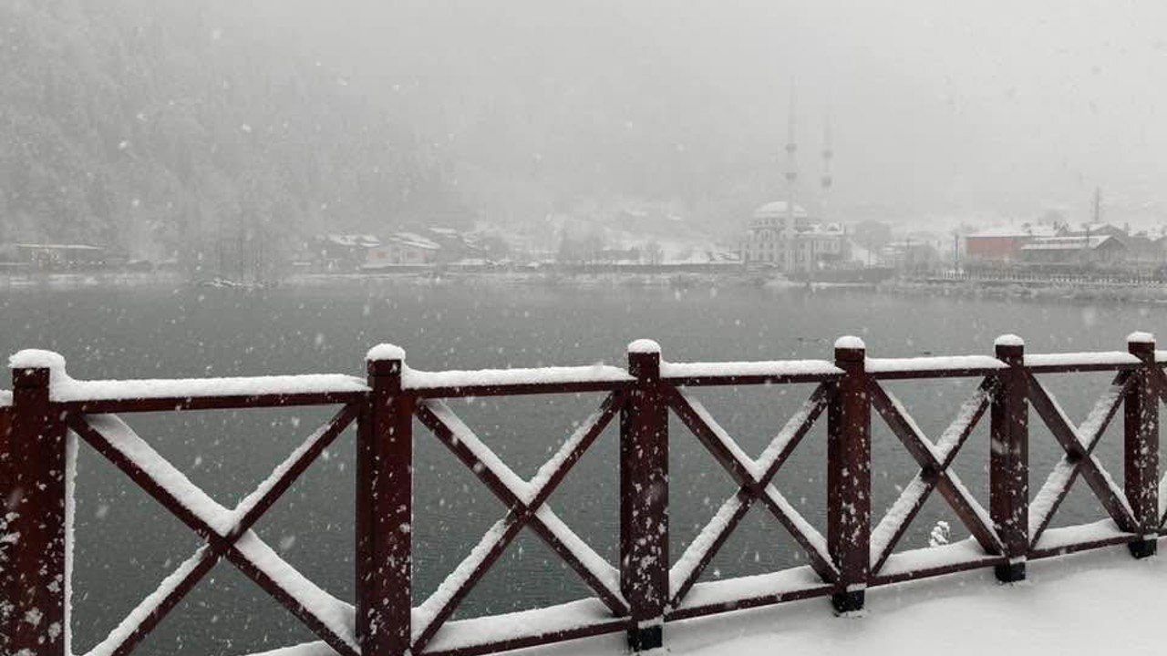 Uzungöl beyaz gelinliğini giydi, kar kalınlığı 15 santimetreye ulaştı
