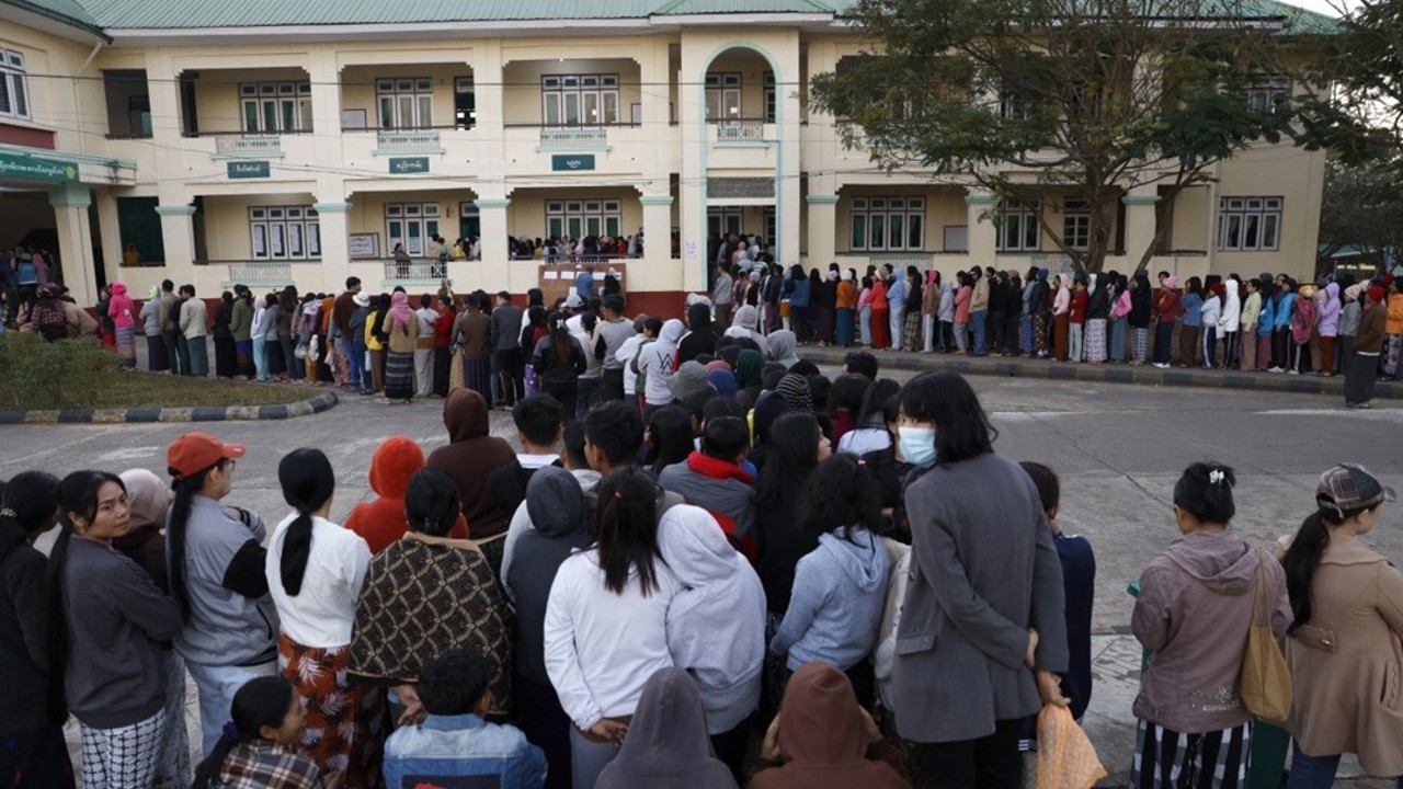 Myanmar halkı, 2021’deki askeri darbeden bu yana ilk kez oy kullanıyor
